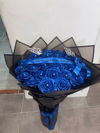 Ramo de rosas azules con mariposas