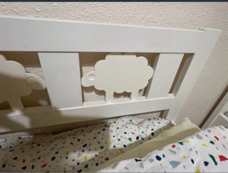 Cama infantil blanca con colchón