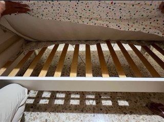 Cama infantil blanca con colchón