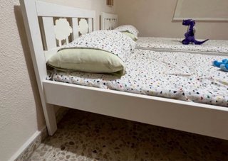 Cama infantil blanca con colchón