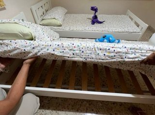 Cama infantil blanca con colchón