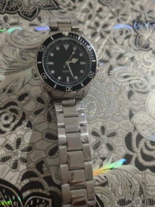 Reloj de pulsera plateado y negro