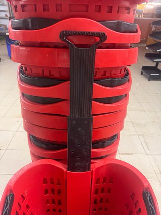 Cestas de supermercado rojas