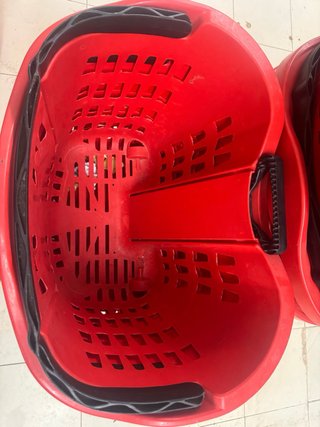 Cestas de supermercado rojas