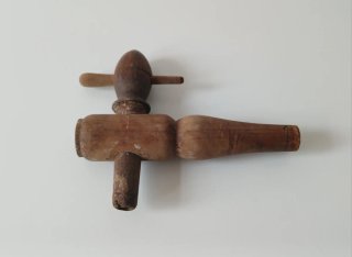 Antiguo grifo de madera para barril