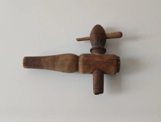 Antiguo grifo de madera para barril