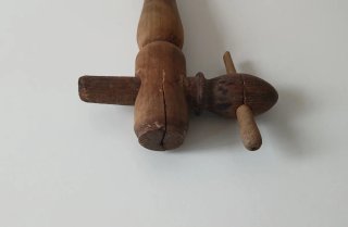 Antiguo grifo de madera para barril