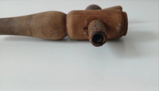 Antiguo grifo de madera para barril