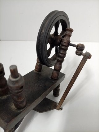 Rueca de madera antigua para hilar