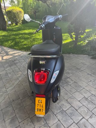 Vespa Negra mate Scooter 2024