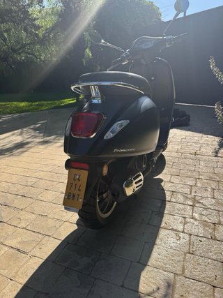 Vespa Negra mate Scooter 2024