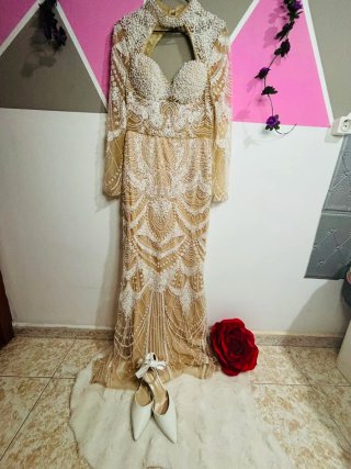 Vestido de fiesta beige y blanco
