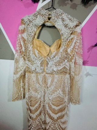 Vestido de fiesta beige y blanco