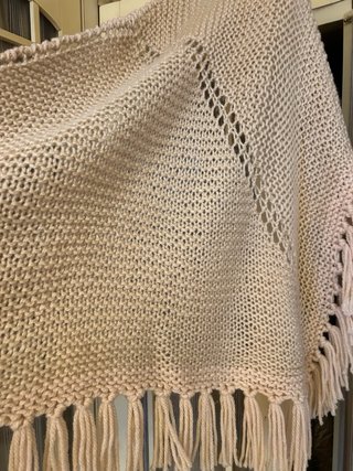Poncho tejido con flecos