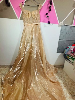 Vestido de fiesta dorado con pedrería