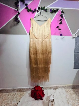 Vestido de fiesta dorado con flecos