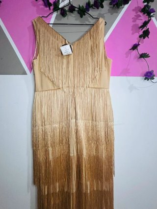 Vestido de fiesta dorado con flecos