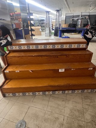 Mostrador de madera maciza con azulejos