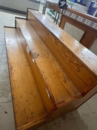 Mostrador de madera maciza con azulejos
