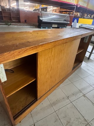 Mostrador de madera maciza con azulejos