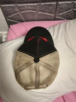 Gorra con parche de gallo