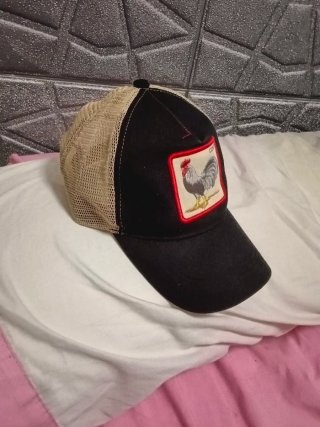 Gorra con parche de gallo