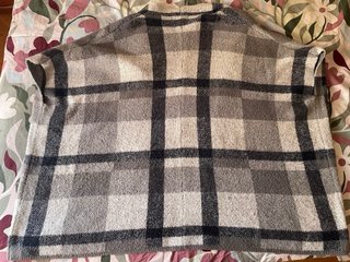 Poncho de punto a cuadros gris