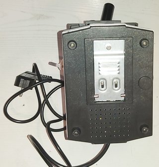 Microscopio óptico con cable de alimentación