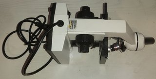 Microscopio óptico con cable de alimentación