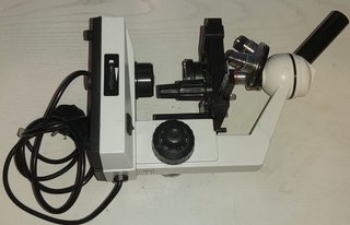 Microscopio óptico con cable de alimentación
