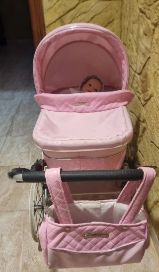 Carro de muñecas rosa marca brytax