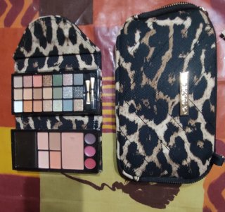 Estuche de maquillaje y neceser animal print