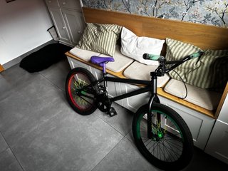 Bicicleta BMX negra con ruedas de colores