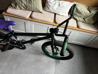 Bicicleta BMX negra con ruedas de colores
