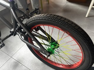 Bicicleta BMX negra con ruedas de colores