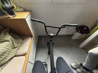 Bicicleta BMX negra con ruedas de colores