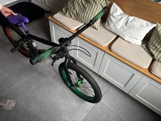 Bicicleta BMX negra con ruedas de colores
