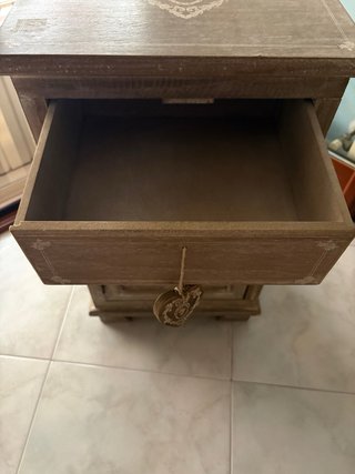 Comodino in legno con cuore