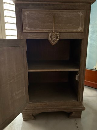 Comodino in legno con cuore