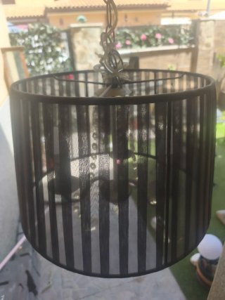 Lámpara de tela negra con detalles de cristal