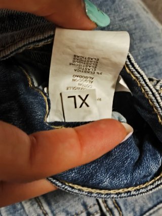 Vaqueros con pedrería y encaje