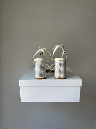 Tacones Guess Gelectra Ivory (39)