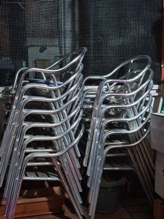 Sillas metálicas apilables para bar o terraza