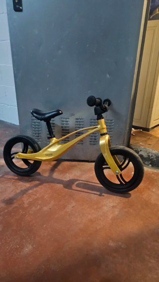 Bici de equilibrio amarilla para niños