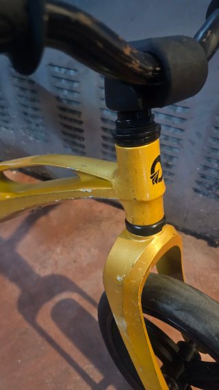 Bici de equilibrio amarilla para niños