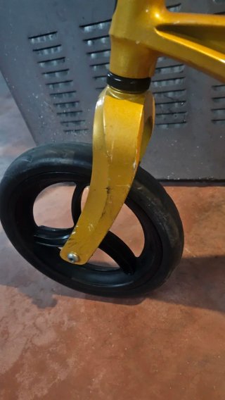 Bici de equilibrio amarilla para niños