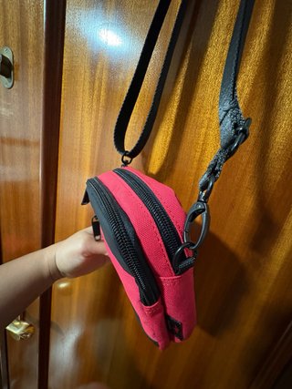 Bandolera negra y rosa fucsia con logo