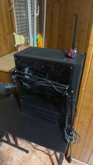 PC Torre y Monitor AMD Ryzen 5