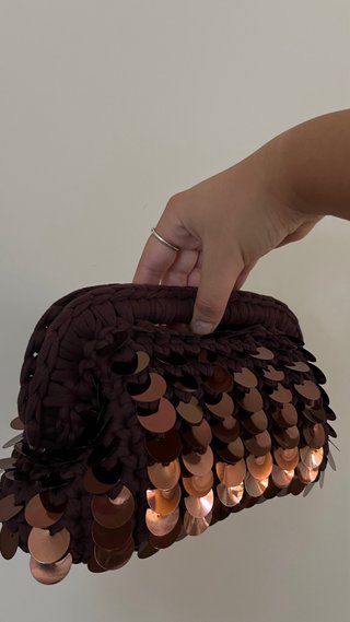 Pochette con paillettes marrone e oro