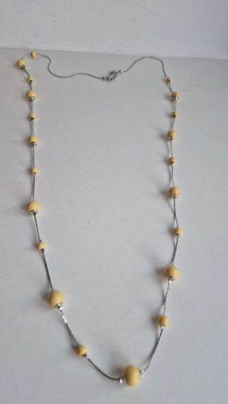 Collar largo con cuentas amarillas y plateadas